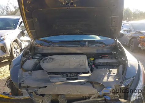 2015 Jeep Cherokee Latitude z USA, uszkodzony, nr VIN 1C4PJMCS3FW680739